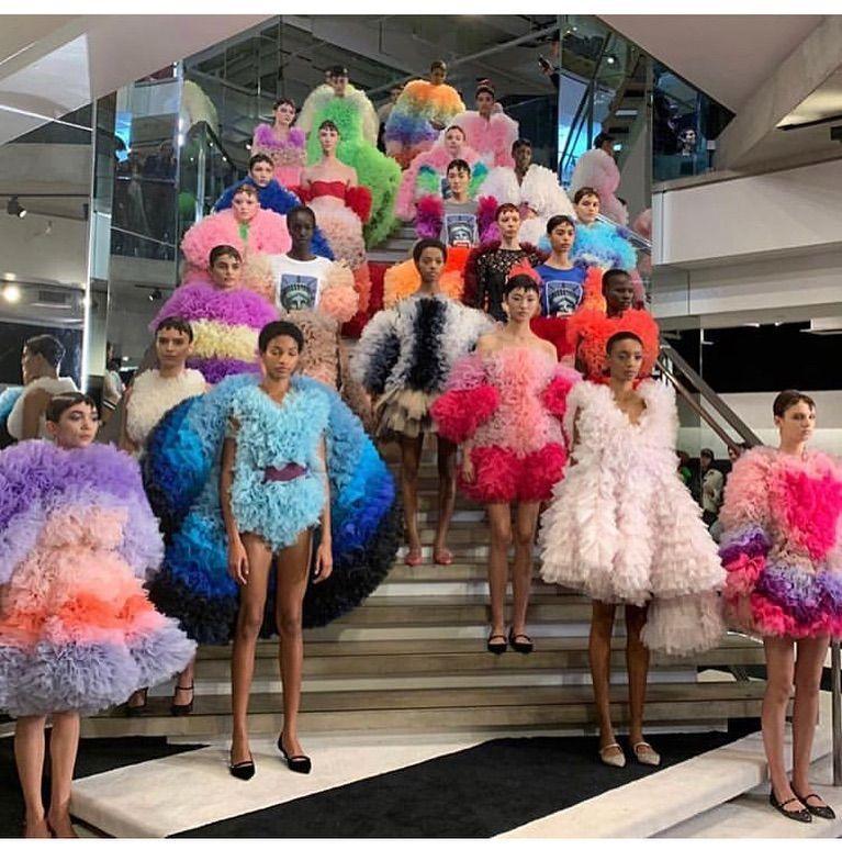 Gwiazda "Gry o Tron", Bella Hadid i Emily Ratajkowski w debiucie Tomo Koizumiego na New York Fashion Week