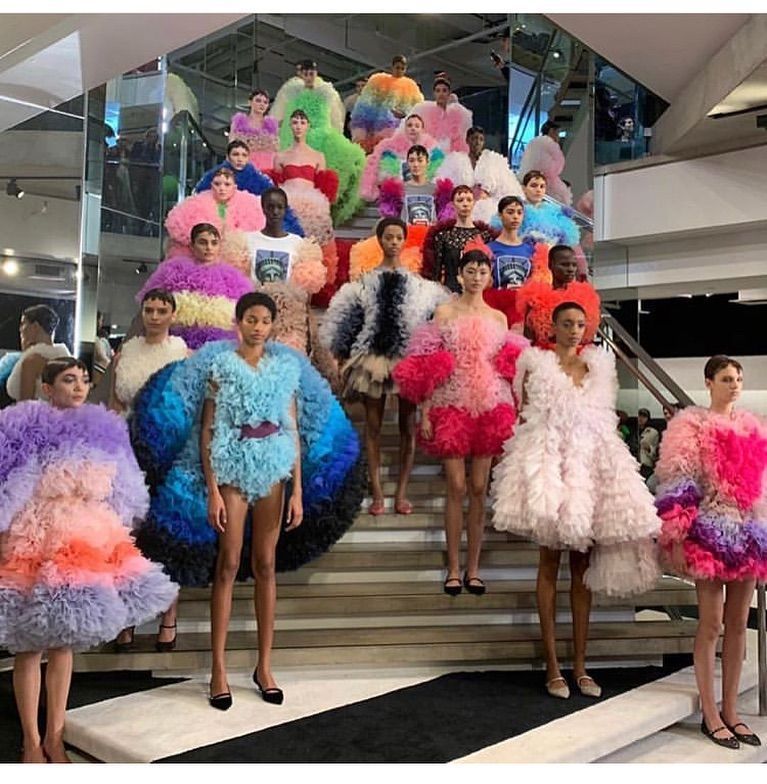 Gwiazda "Gry o Tron", Bella Hadid i Emily Ratajkowski w debiucie Tomo Koizumiego na New York Fashion Week