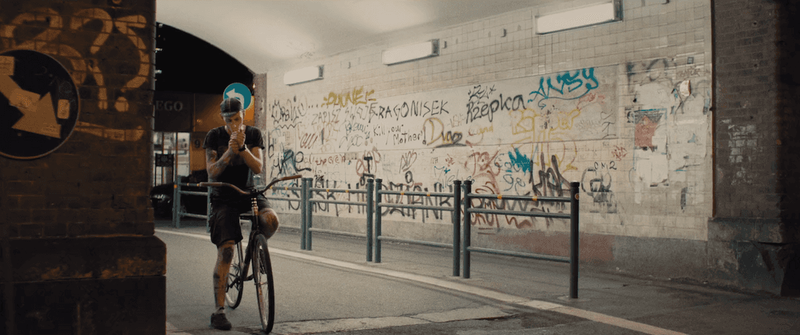 Jest zwiastun pierwszego w Polsce filmu o ostrym kole. Bohaterami są członkowie punkowej grupy rowerowej „Tragedia”