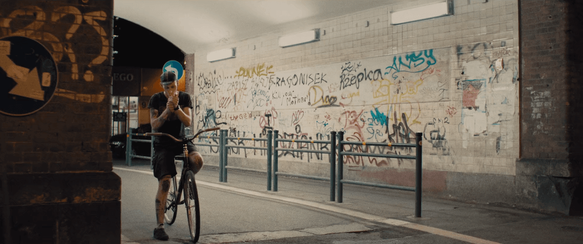 Jest zwiastun pierwszego w Polsce filmu o ostrym kole. Bohaterami są członkowie punkowej grupy rowerowej „Tragedia”