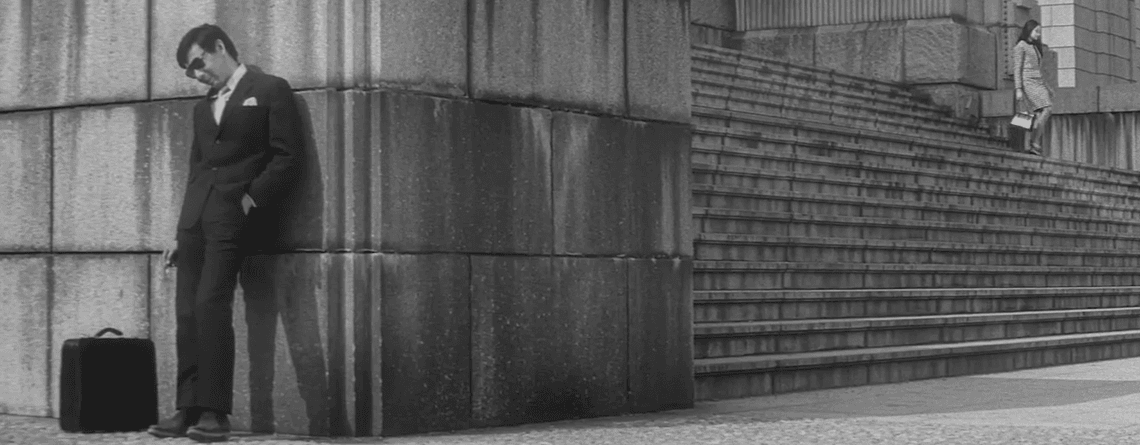 Kolaż ponad 20 filmów o mordercach w klipie PRO8L3M-u i Artura Rojka