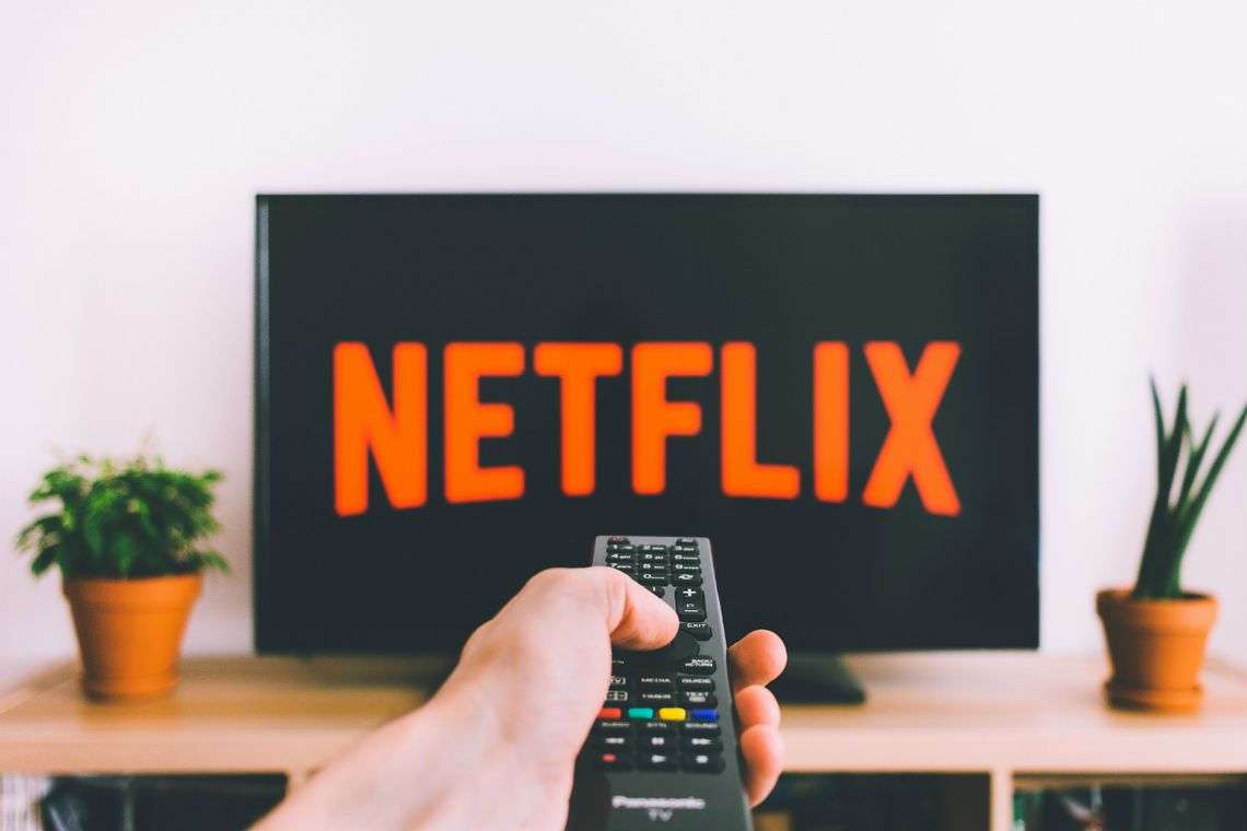 Netflix wpływa na niż demograficzny? Serwis zaprzecza: "To średnio tylko 2 godziny dziennie"