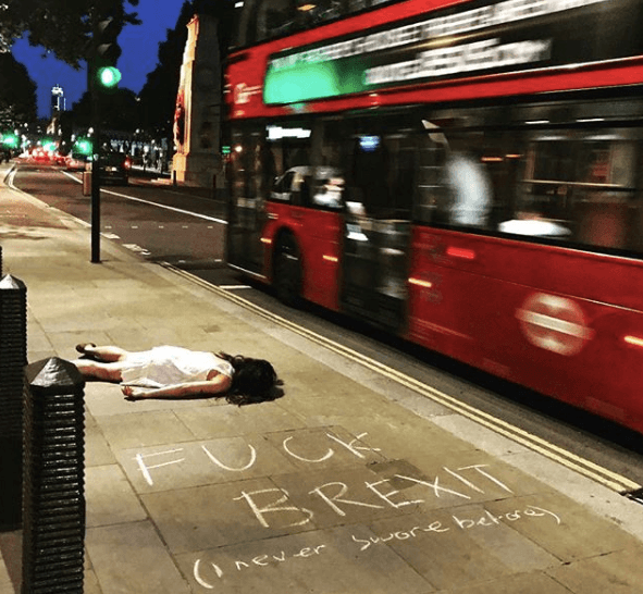 Artystka drwi z kultury selfie, udając zwłoki na zdjęciach w różnych miejscach świata