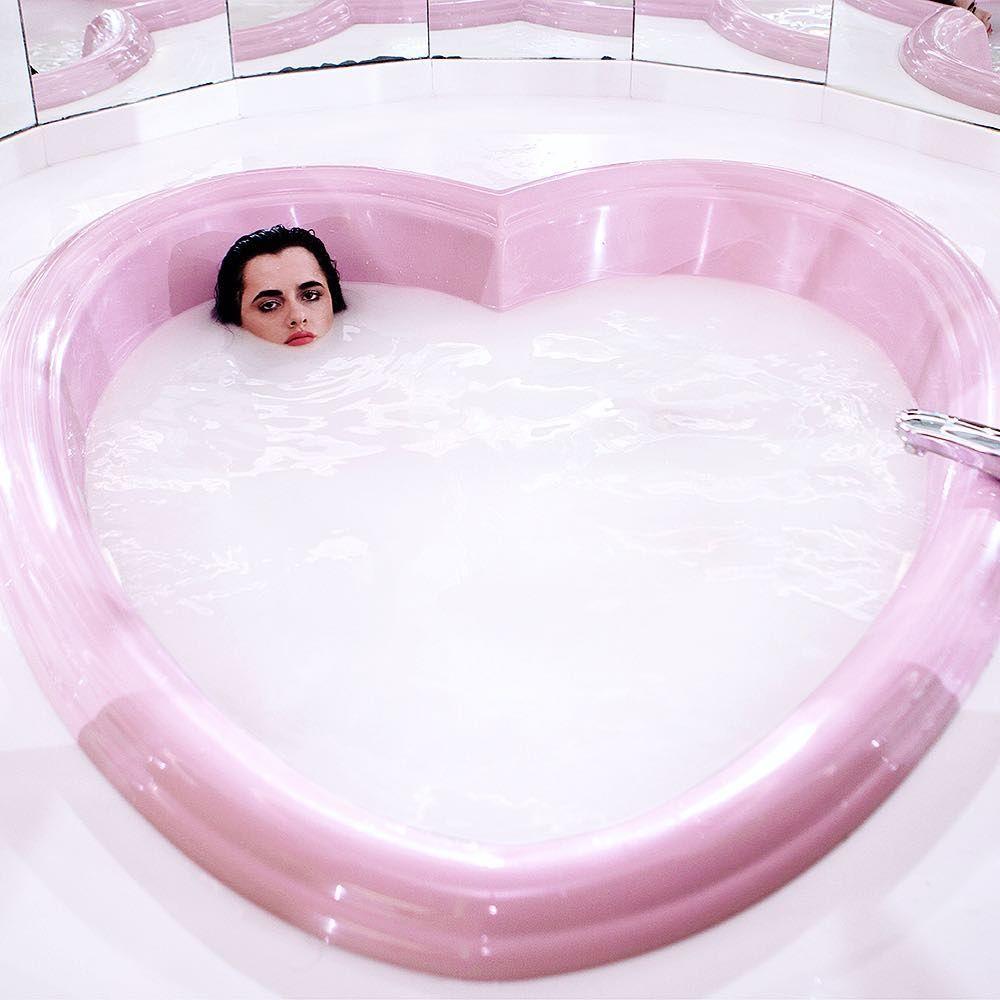 Różowy bunkier, który trafił z rąk założycieli Avonu do wyznawców kriogeniki, bohaterem projektu June Calypso