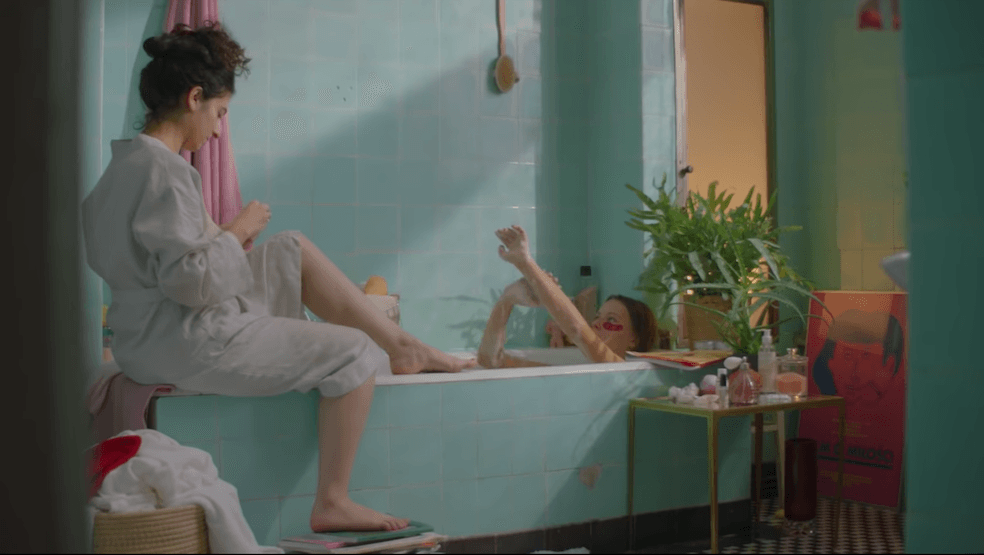 Efektowne wideo łamiące tabu menstruacji od polskiej marki produkującej tampony i podpaski z organicznej bawełny