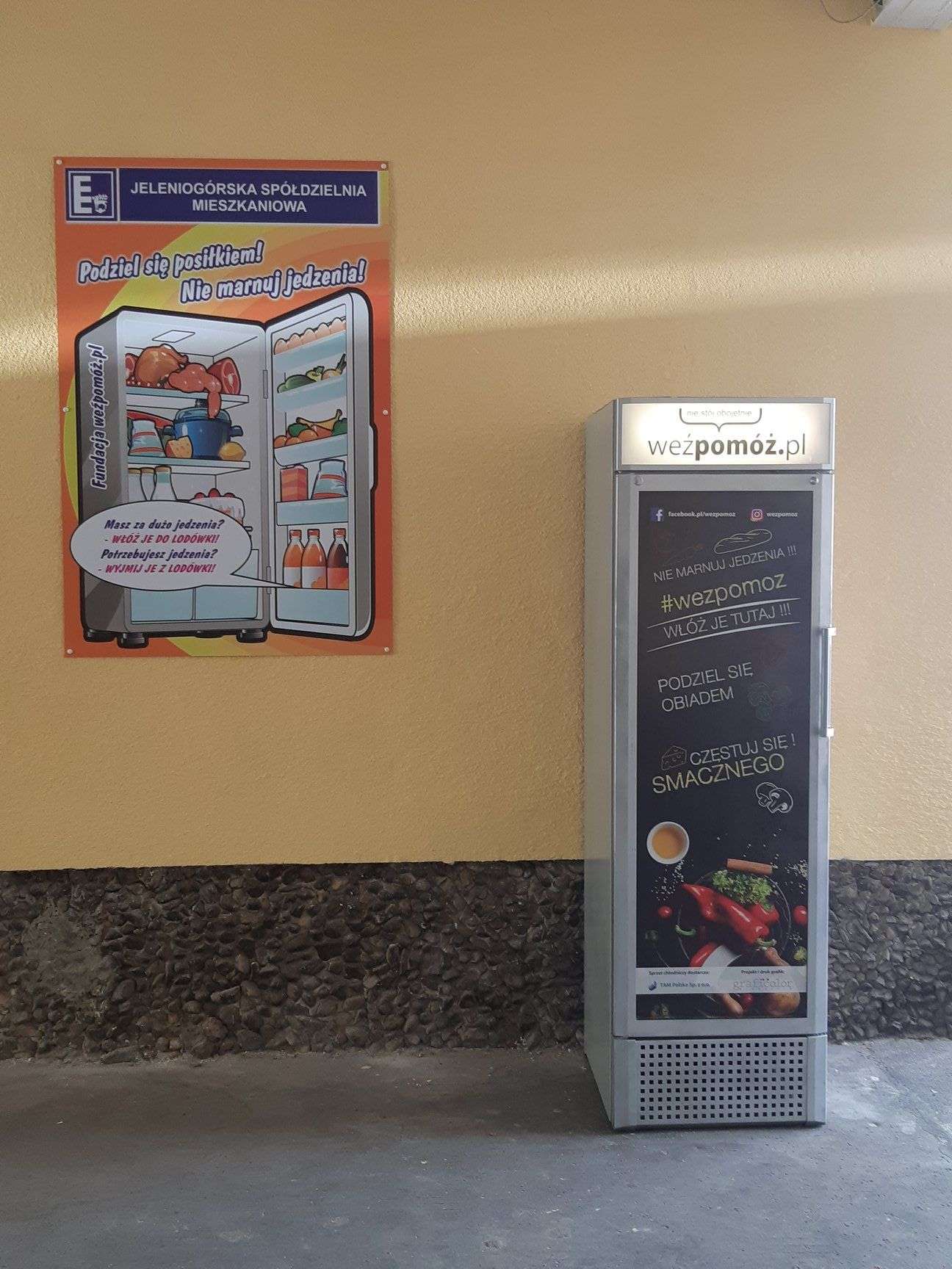 W Jeleniej Górze stanęły lodówki społeczne. Pozwalają ograniczyć marnowanie jedzenie i pomóc potrzebującym