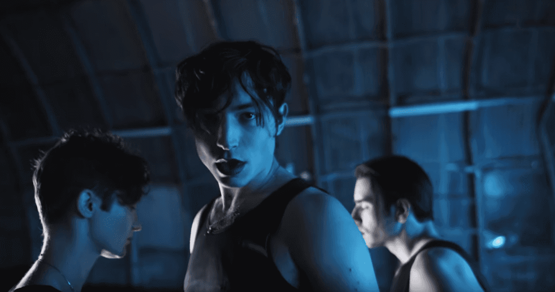 Ezra Miller w queerowym coverze hitu "Don't Cha" Pussycat Dolls