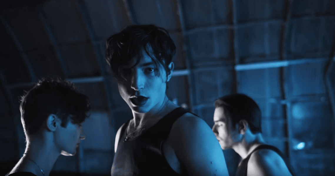 Ezra Miller w queerowym coverze hitu "Don't Cha" Pussycat Dolls