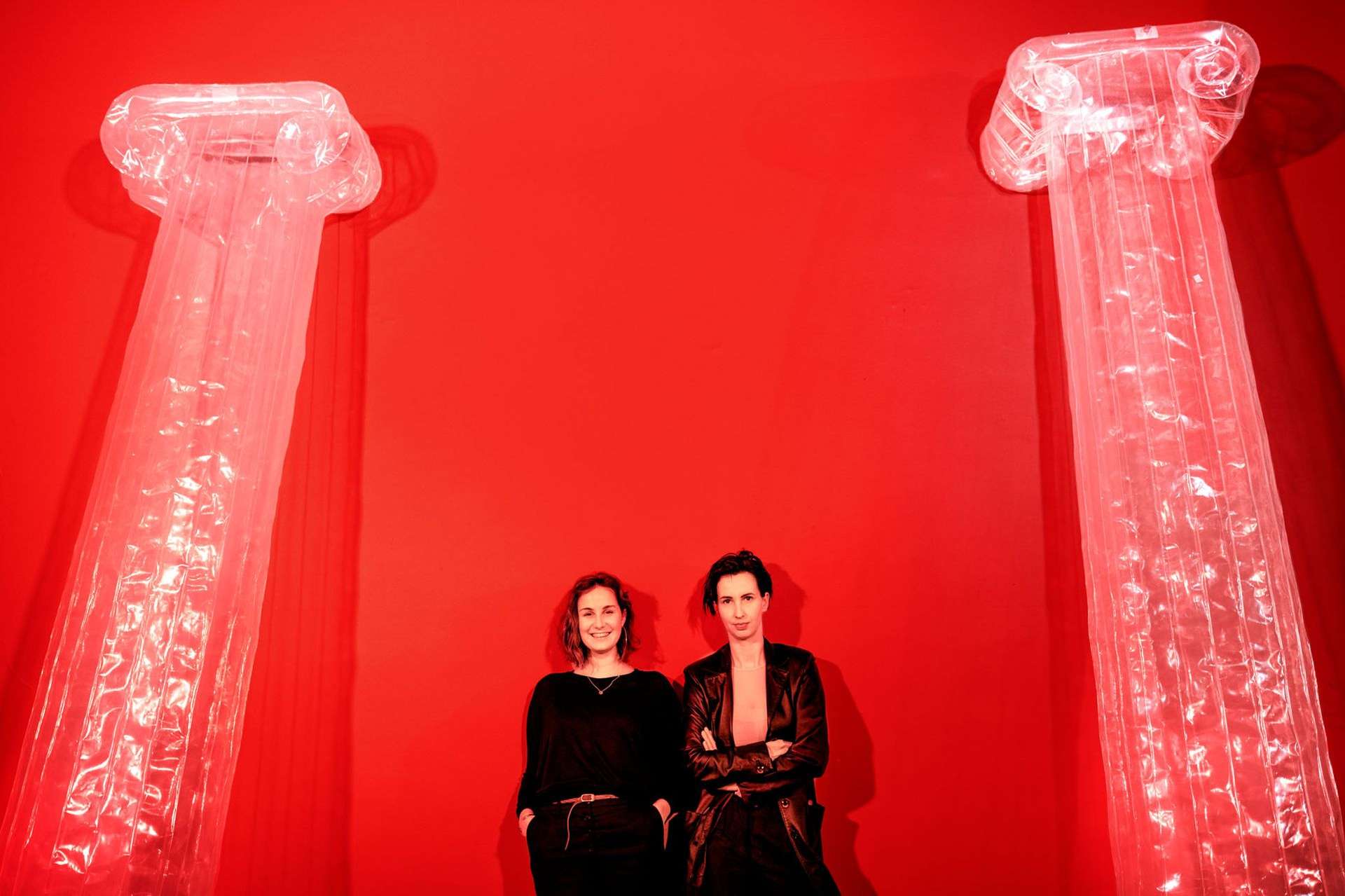 Antyczne ruiny w formie dmuchanej instalacji na wystawie Zuzanny Czebatul w Gdańskiej Galerii Miejskiej