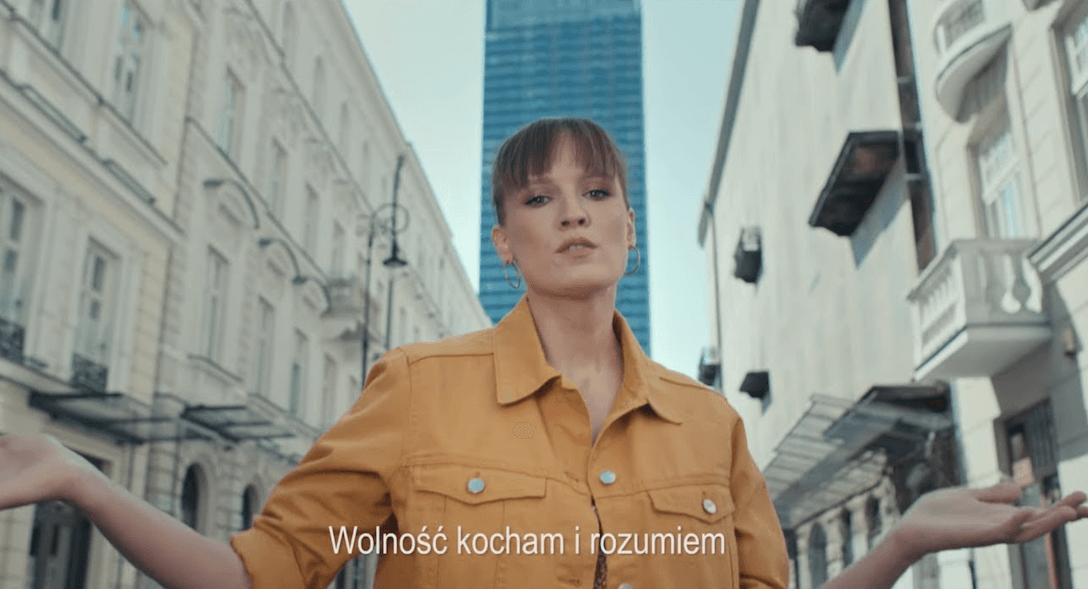 Bovska coveruje „Kocham wolność” Chłopców z Placu Broni w klipie pokazującym różnorodność Warszawy