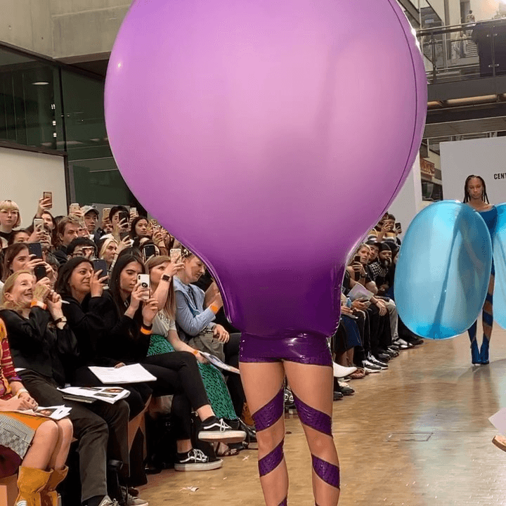 Balonowa moda na pokazie akademii Central Saint Martins. To trzeba zobaczyć