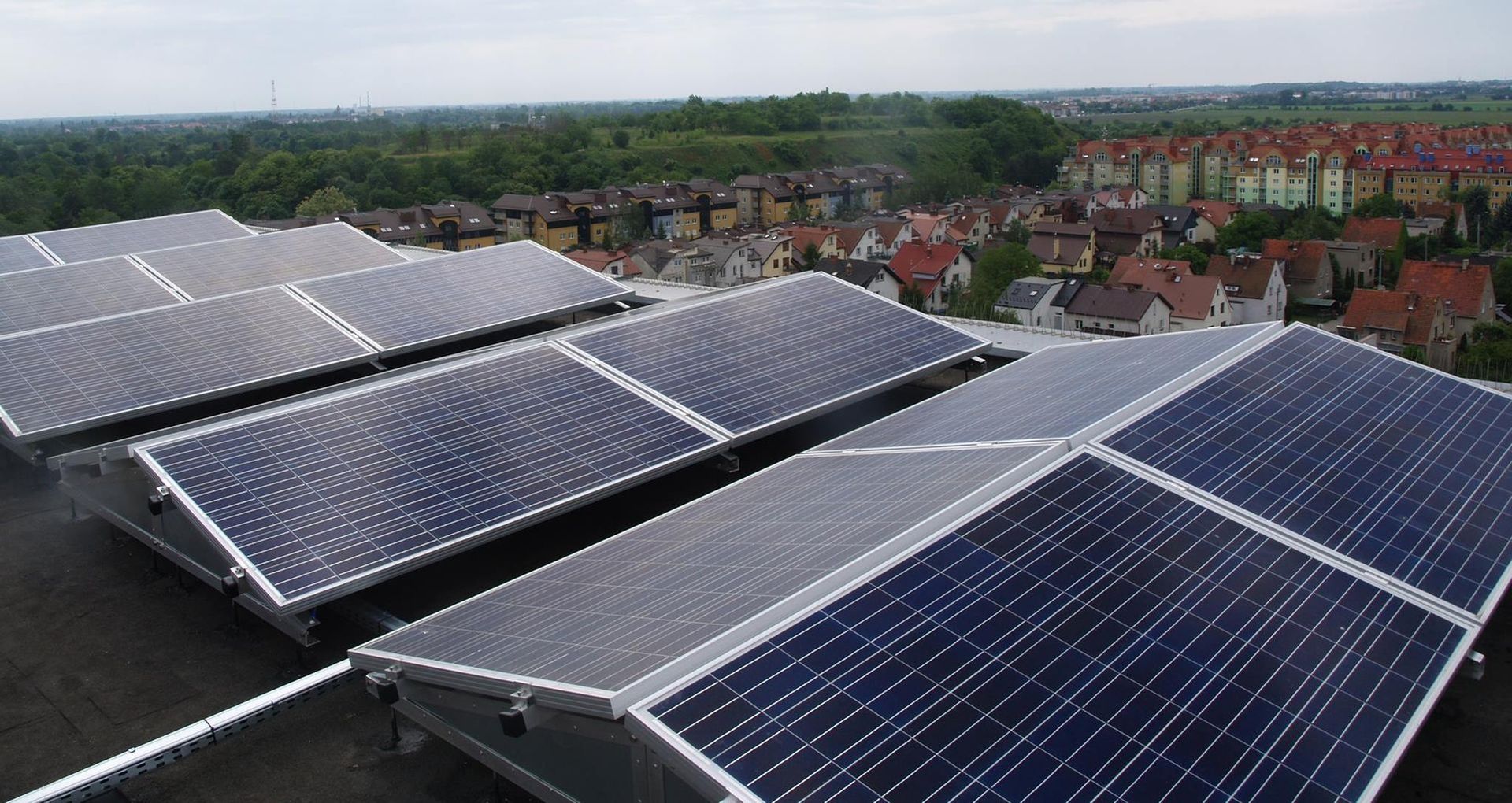 Wrocław ma elektrownię słoneczną na dachach kilkudziesięciu wieżowców. Jej efekty przerosły oczekiwania