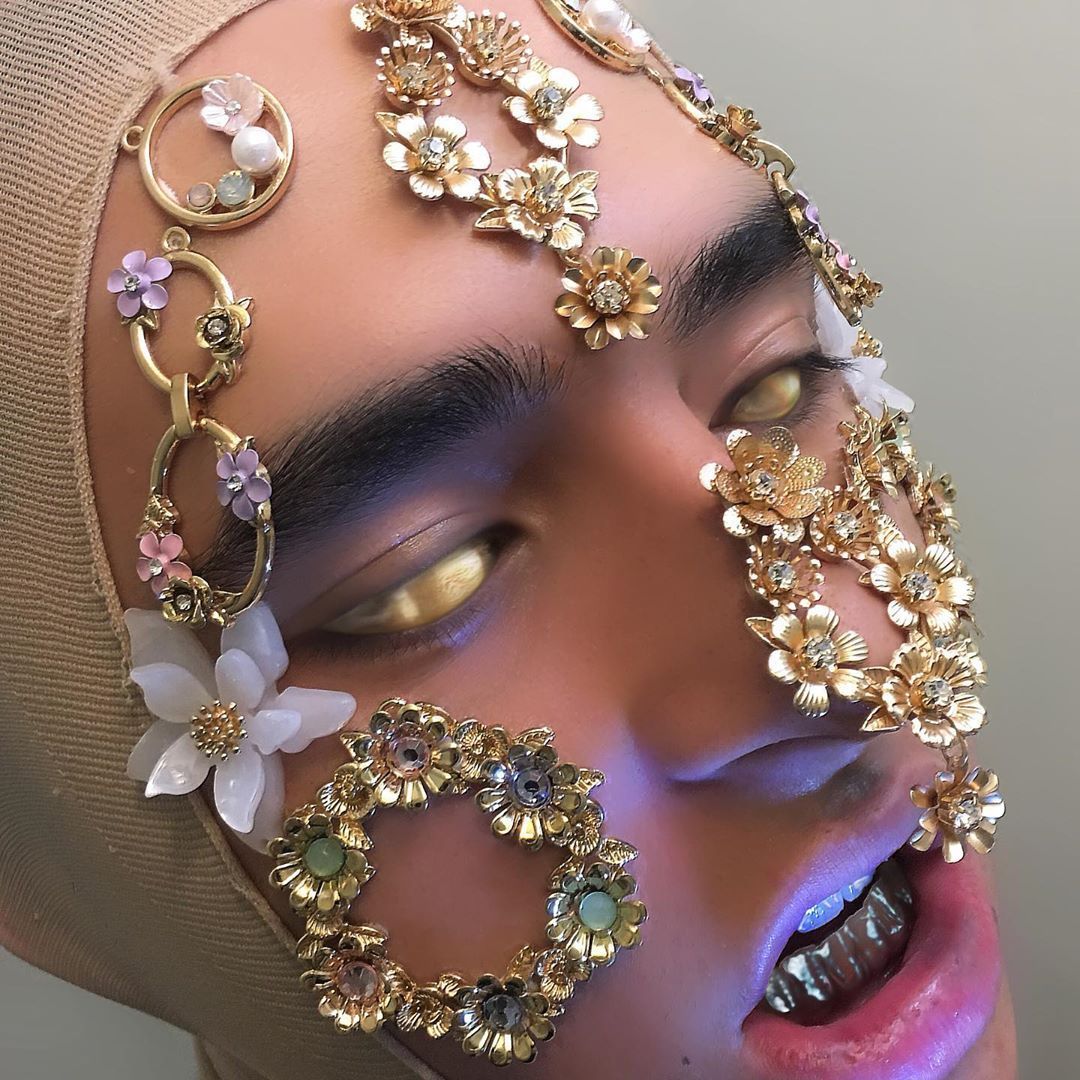 Makijaż ze świeżych kwiatów i prawdziwych pereł? Czemu nie