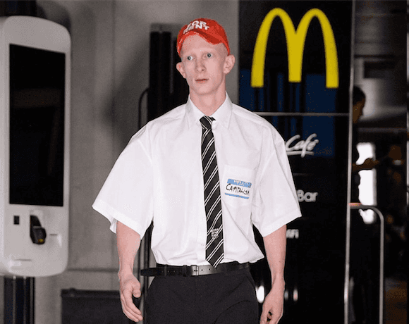 Vetements przejęło lokal McDonald's i zrobiło antykapitalistyczny pokaz mody
