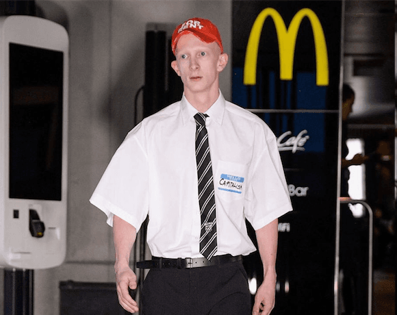 Vetements przejęło lokal McDonald's i zrobiło antykapitalistyczny pokaz mody