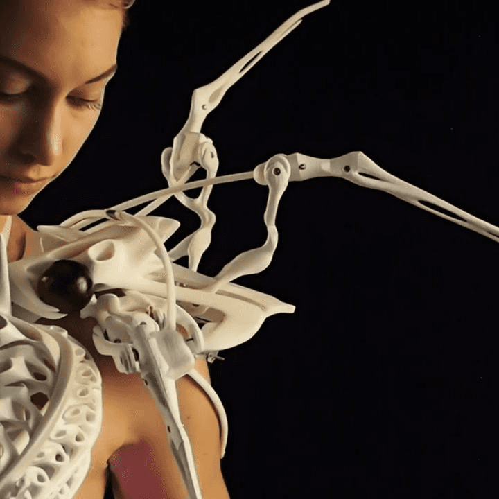 Nie chcesz żeby ktoś obcy Cię dotykał? Ta sukienka ma zadbać o Twoją przestrzeń osobistą