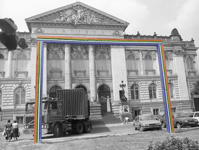 Po 26 latach przed Zachętę wraca "Prosta tęcza". Instalacja ma skłonić do rozmów o współczesnym świecie