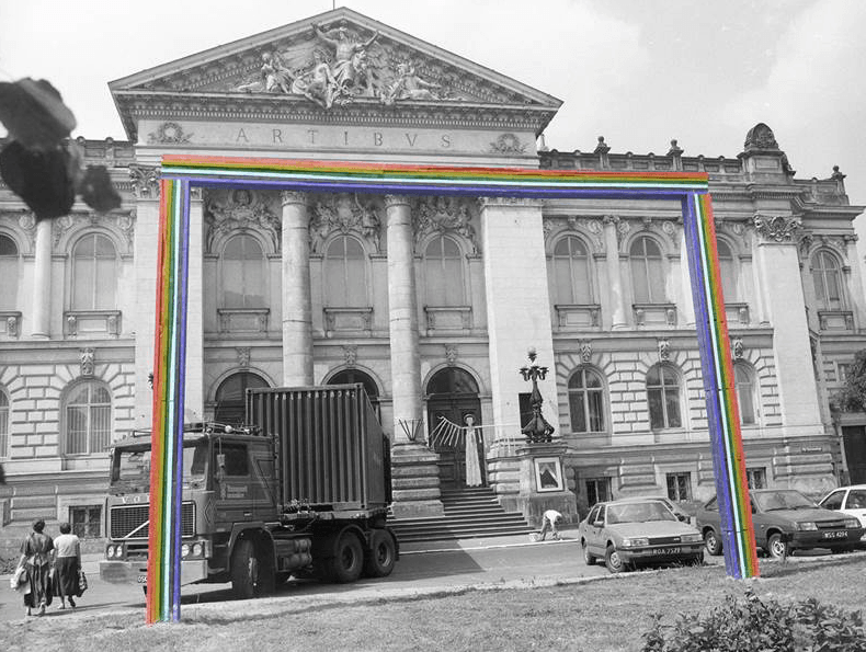 Po 26 latach przed Zachętę wraca "Prosta tęcza". Instalacja ma skłonić do rozmów o współczesnym świecie