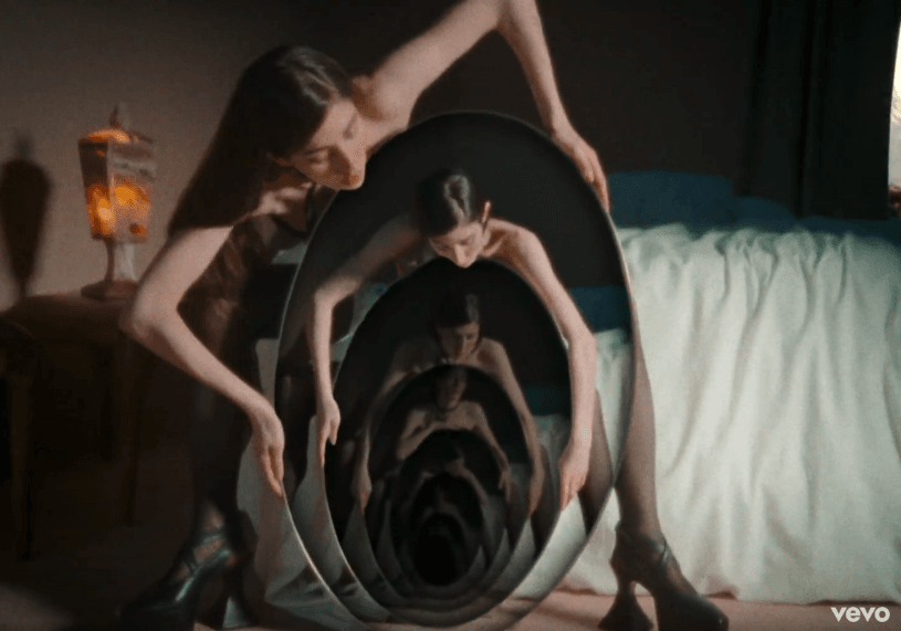 Surrealistyczny klip Caroline Polachek inspirowany dziełami słynnych malarek. To trzeba zobaczyć