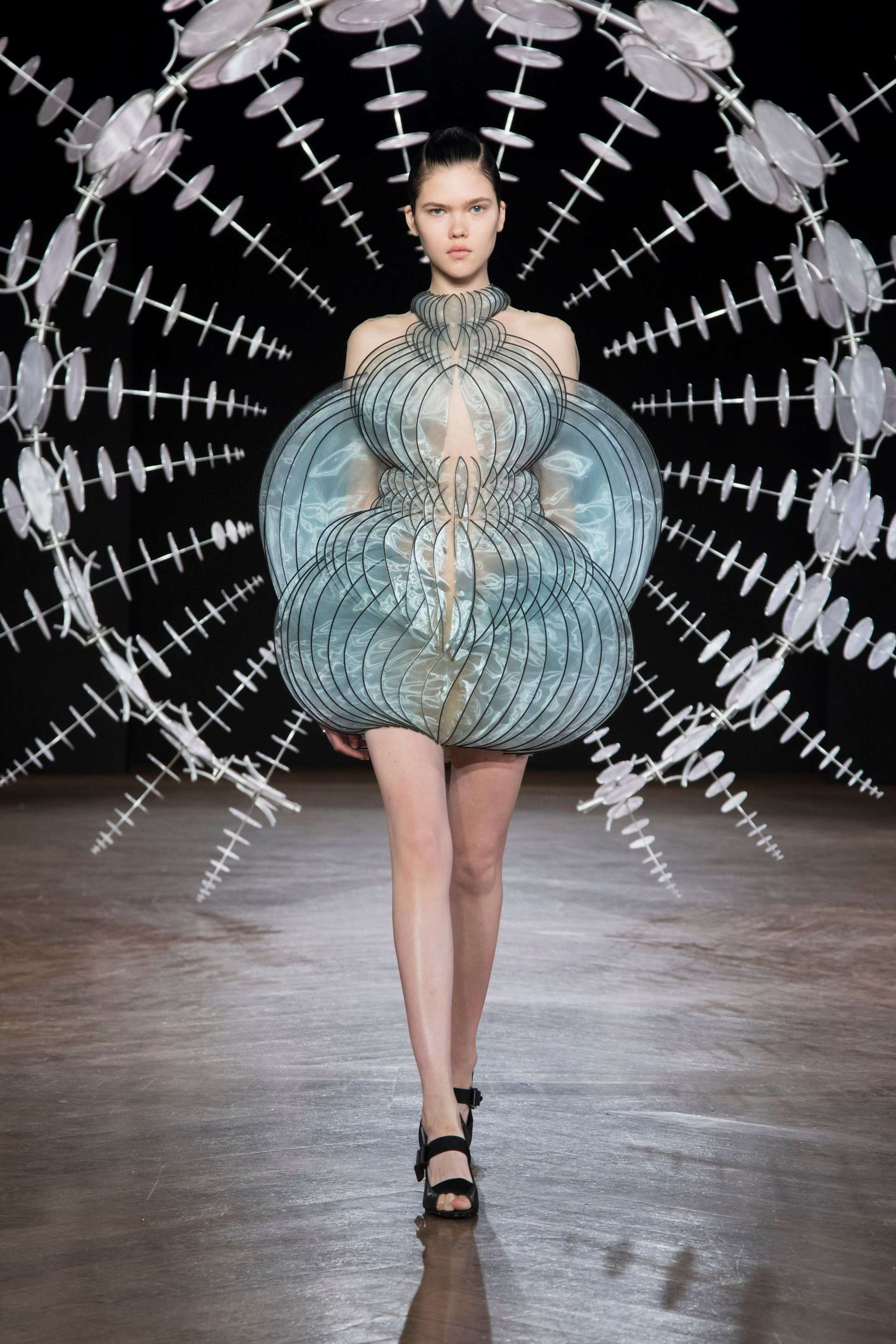 Zniewalający pokaz Iris van Herpen na paryskim Tygodniu Mody