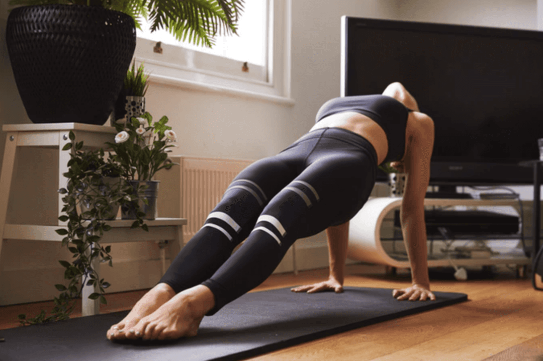 Smartlegginsy ze specjalną apką, które uczą uprawiać jogę bez trenera