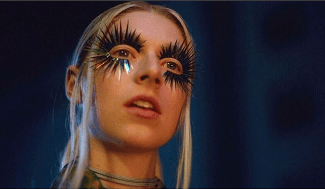 Brokat, cekiny i koci eyeliner. Najlepsze makijaże z kontrowersyjnego serialu "Euforia"