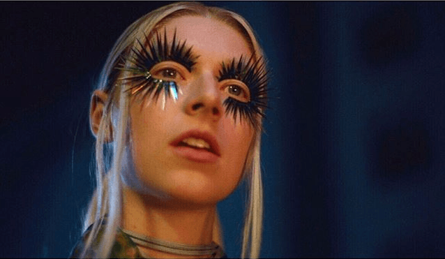 Brokat, cekiny i koci eyeliner. Najlepsze makijaże z kontrowersyjnego serialu "Euforia"