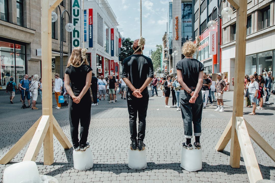 Studenci z pętlami na szyi stanęli na bryłach lodu, by pokazać konsekwencje katastrofy ekologicznej