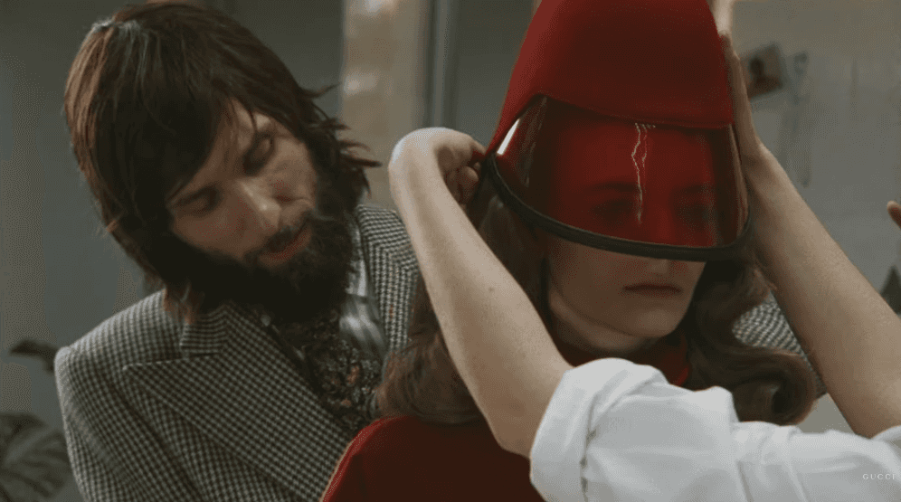 Gucci pokazuje fikcyjny pokaz mody z dawnych lat w pięknym spocie prezentującym nową kolekcję