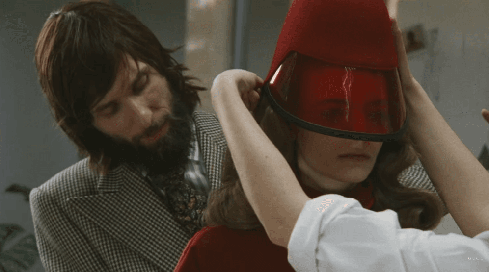 Gucci pokazuje fikcyjny pokaz mody z dawnych lat w pięknym spocie prezentującym nową kolekcję