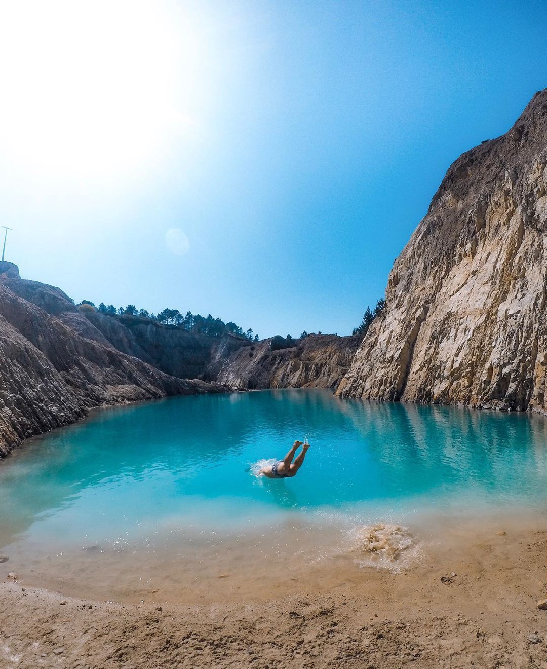 Chorzy turyści po kąpieli w "instagramowym" jeziorze, które jest toksyczne. Zignorowali ostrzeżenia