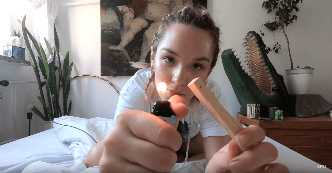 Karolina Czarnecka rapuje w nowym klipie o poczuciu wyobcowania i przekraczaniu społecznych stereotypów