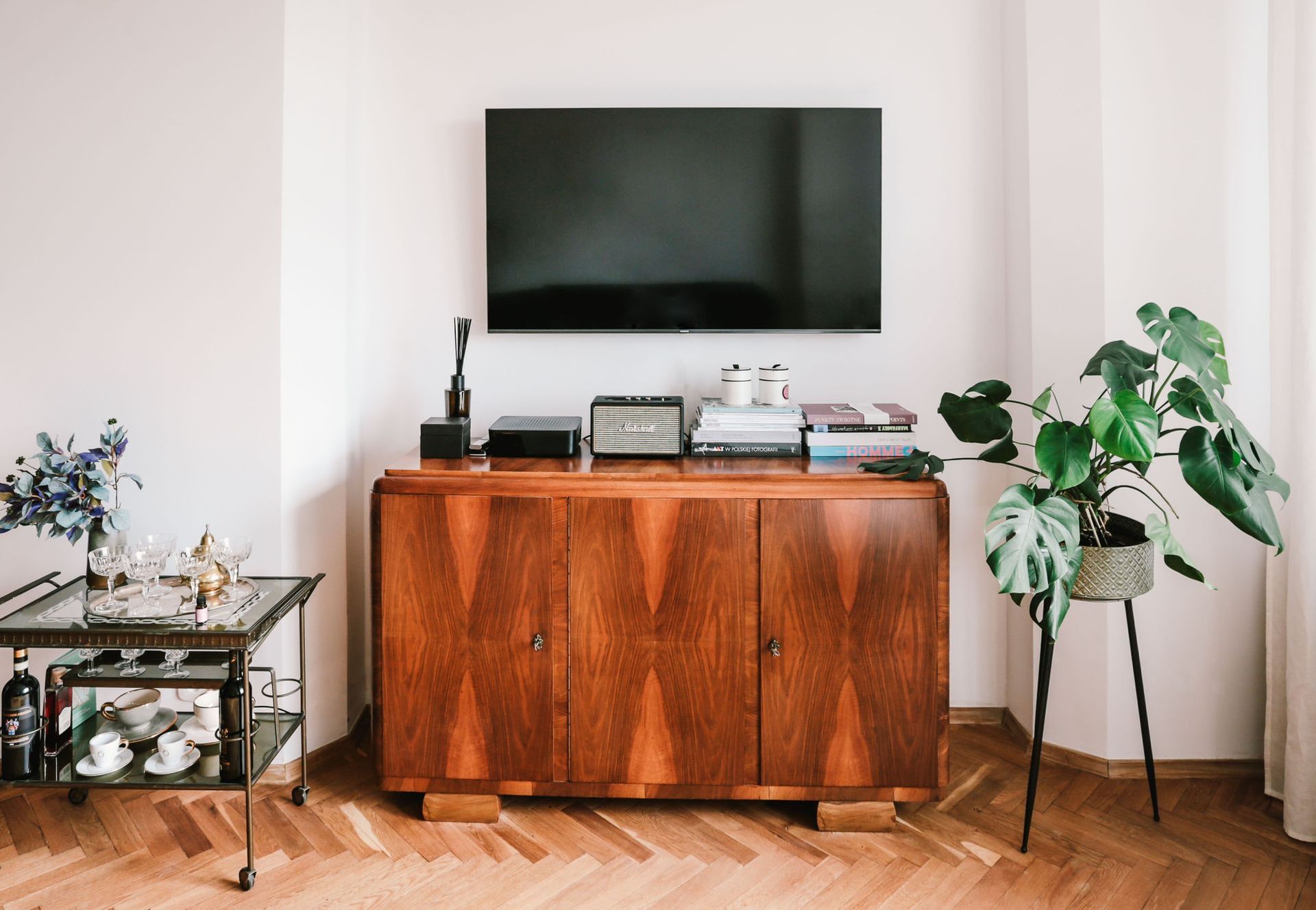 Piękno retro i minimalizmu w mieszkaniu przy Placu Unii Lubelskiej