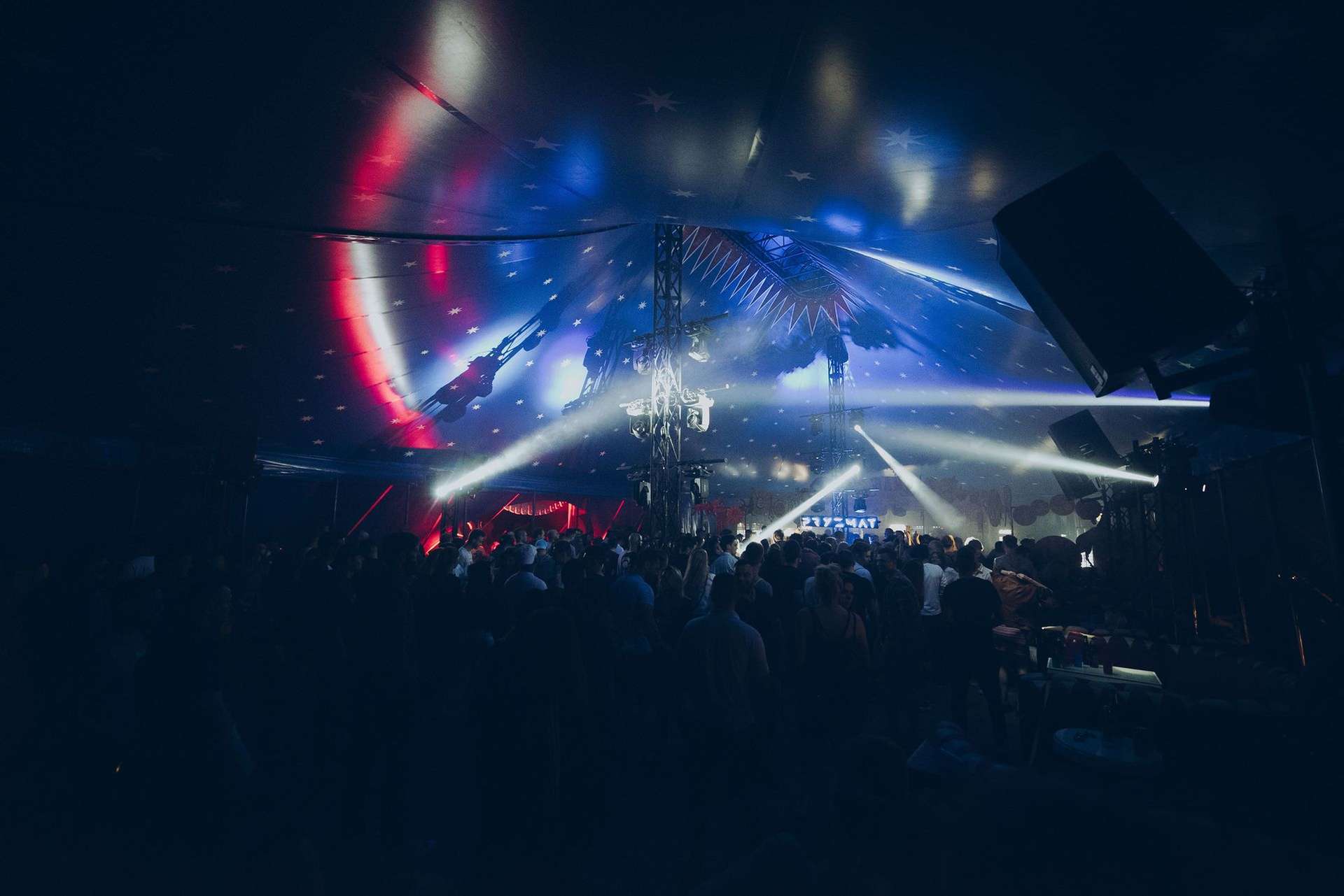 Lunapark oferuje wszystko, co lubimy robić w weekend, w jednym miejscu. Dwa kluby, street food, spektakle, koncerty i strefy sportowe