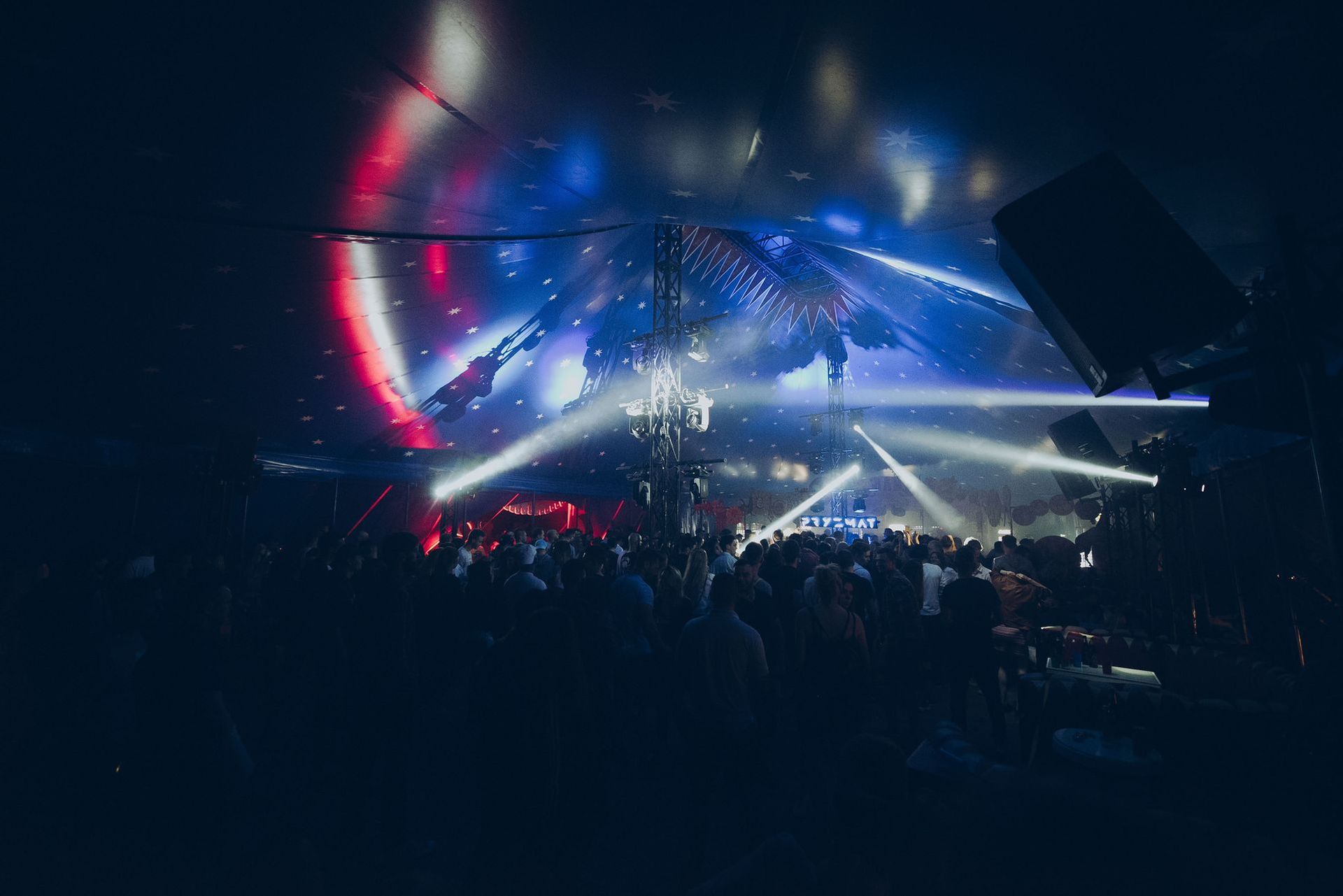 Lunapark oferuje wszystko, co lubimy robić w weekend, w jednym miejscu. Dwa kluby, street food, spektakle, koncerty i strefy sportowe