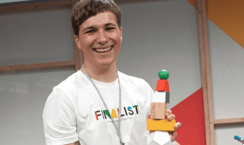 Nastolatek wygrał konkurs naukowy Google. Wynalazł sposób na oczyszczanie wody z mikrocząsteczek plastiku