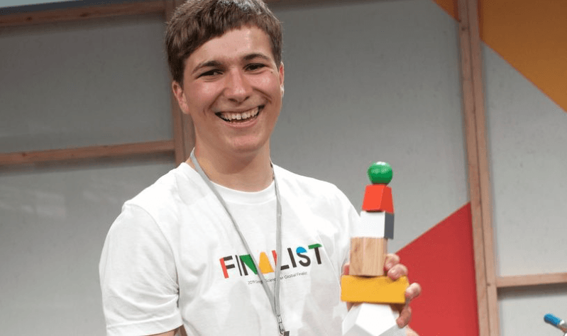 Nastolatek wygrał konkurs naukowy Google. Wynalazł sposób na oczyszczanie wody z mikrocząsteczek plastiku