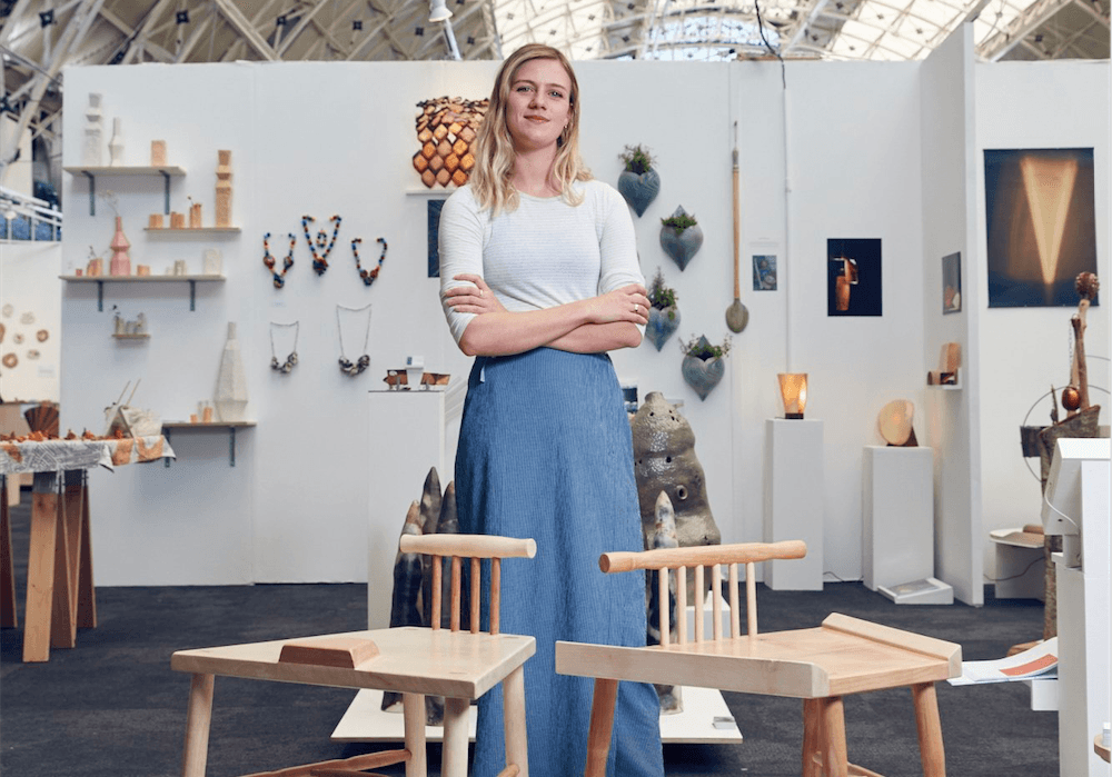 Studentka zaprojektowała krzesła, które zmuszą mężczyzn do siedzenia w mniejszym rozkroku