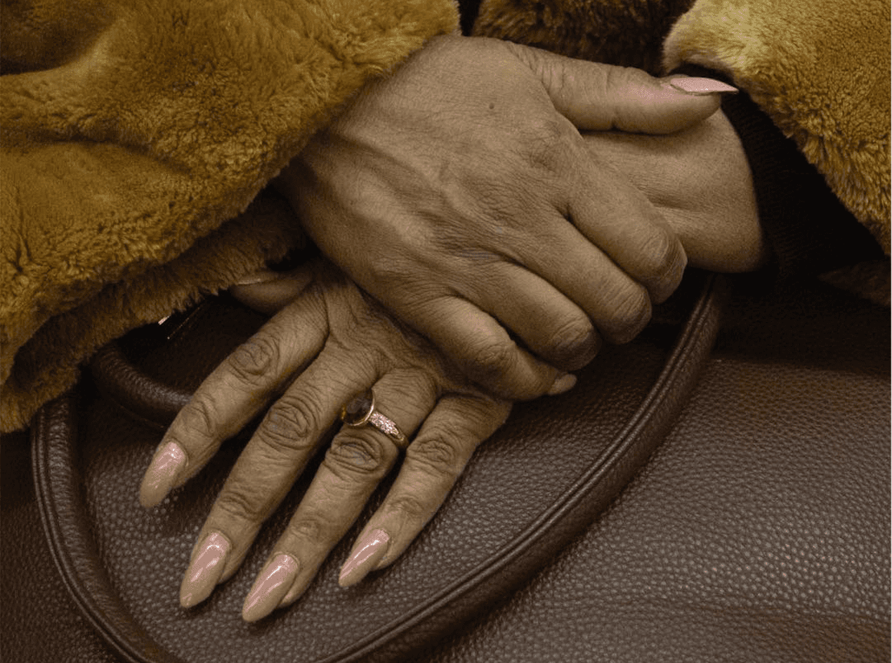 Dyskretny urok dłoni w metrze – fotografka zbiera wymowne historie na Instagramie