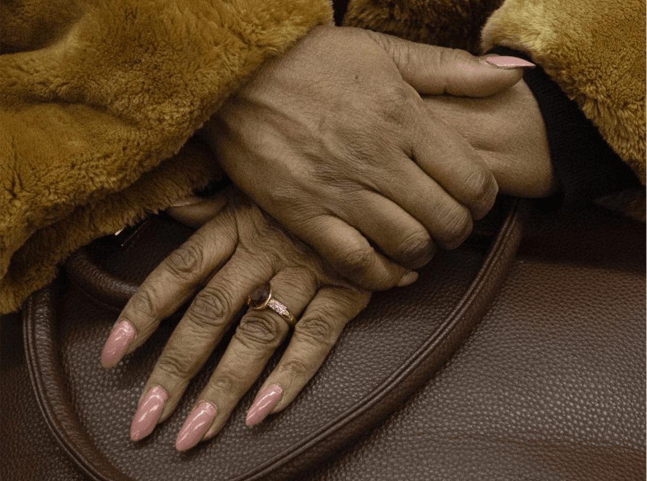 Dyskretny urok dłoni w metrze – fotografka zbiera wymowne historie na Instagramie