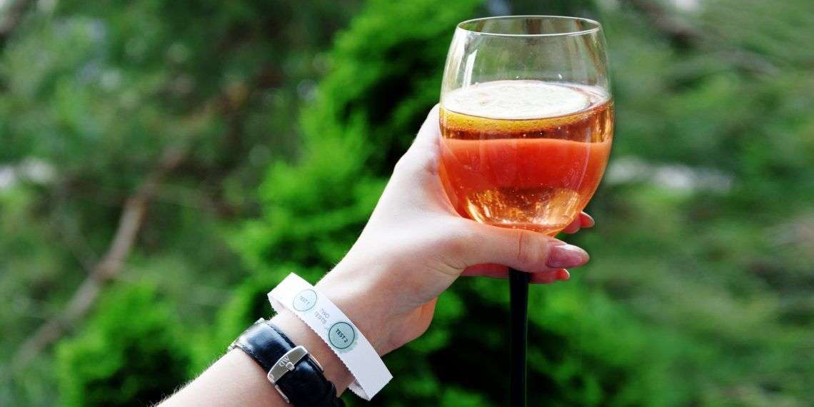 Ona ochroni Cię w klubie. Bransoletka Xantus pozwala na wykrycie pigułki gwałtu