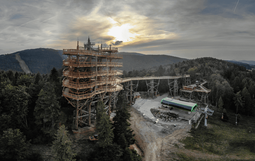 W polskim kurorcie powstała efektowna, drewniana ścieżka w koronach drzew. Ma ponad kilometr długości
