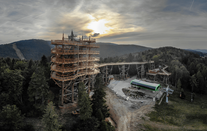 W polskim kurorcie powstała efektowna, drewniana ścieżka w koronach drzew. Ma ponad kilometr długości