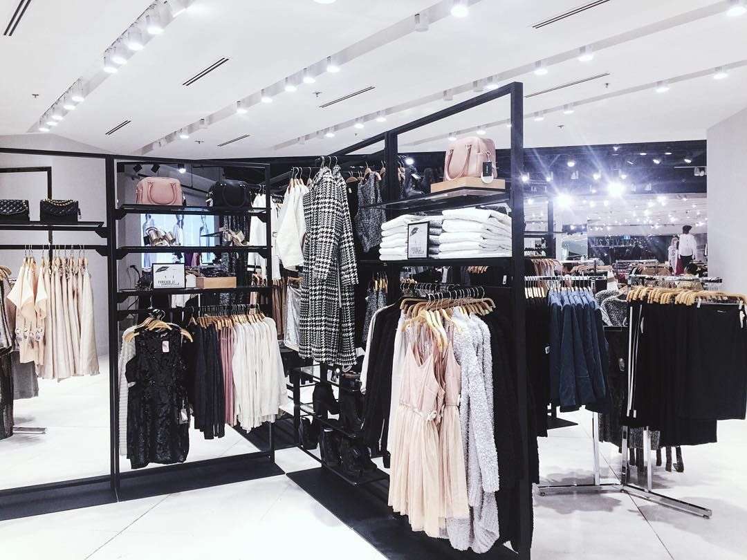 Słynna marka odzieżowa oficjalnie ogłosiła bankructwo. Ma ponad 800 sklepów w 57 krajach