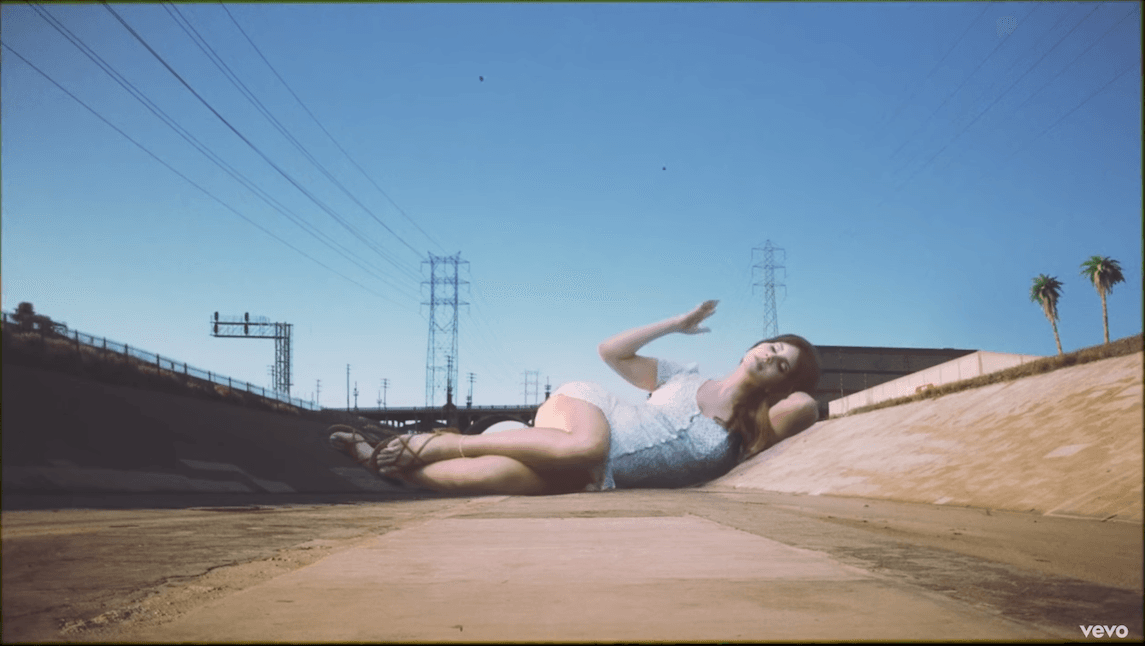 Lana Del Rey jako Godzilla w surrealistycznym klipie. Nowa płyta już dostępna