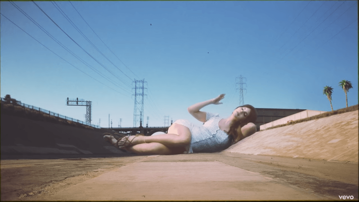 Lana Del Rey jako Godzilla w surrealistycznym klipie. Nowa płyta już dostępna