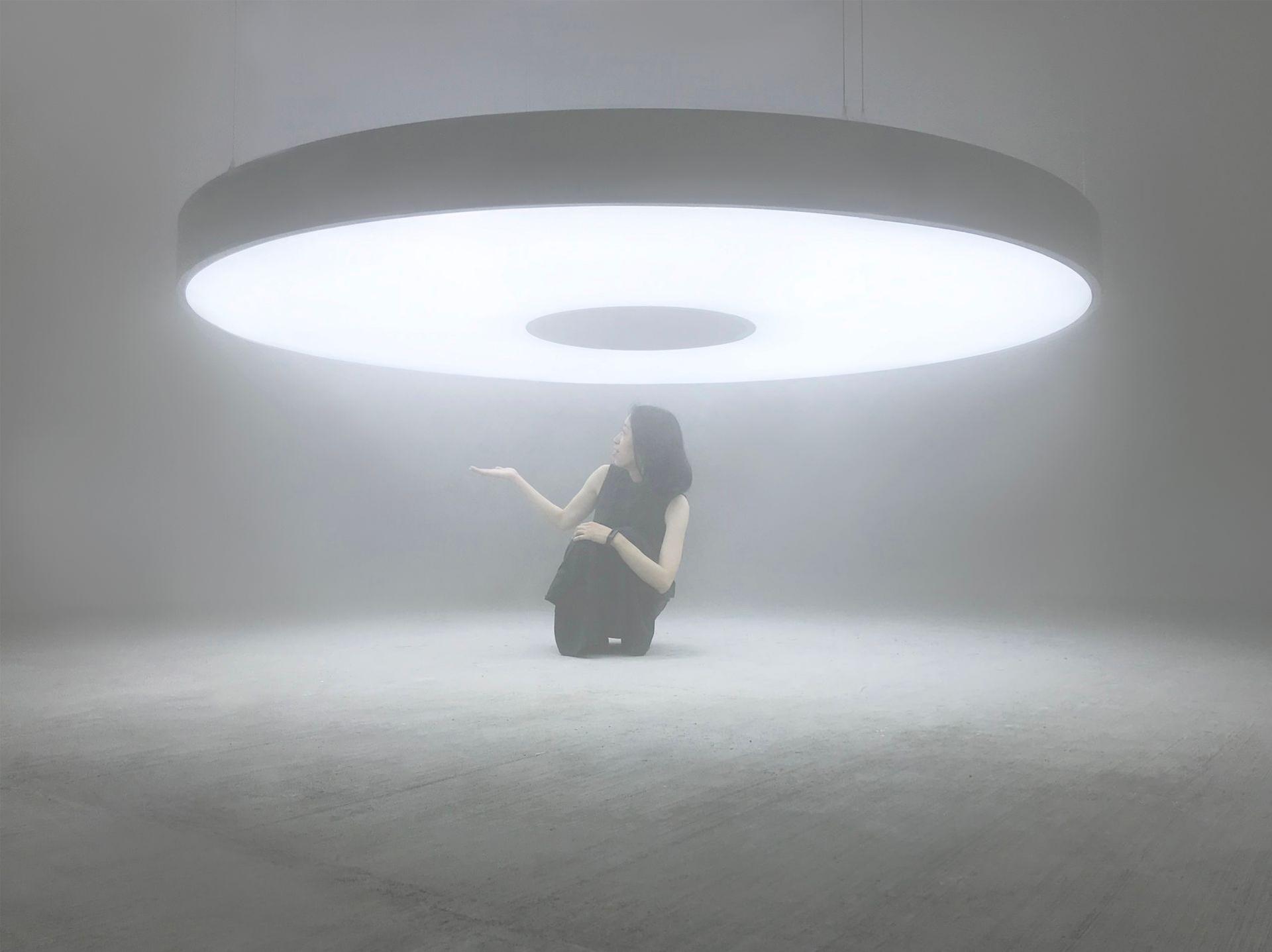 Instalacja Halo autorstwa Karoliny Hałatek otula zwiedzających białym światłem