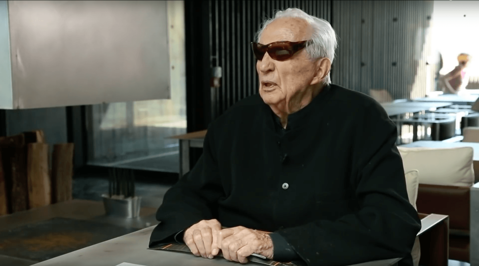 Pierre Soulages najstarszym żyjącym artystą, który pokaże swoje prace w Luwrze. Niedługo obchodzi 100. urodziny