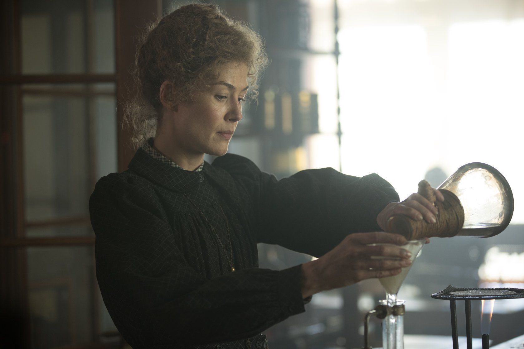 Rosamund Pike jako Maria Skłodowska-Curie. Zobaczcie zwiastun filmu "Radioactive"