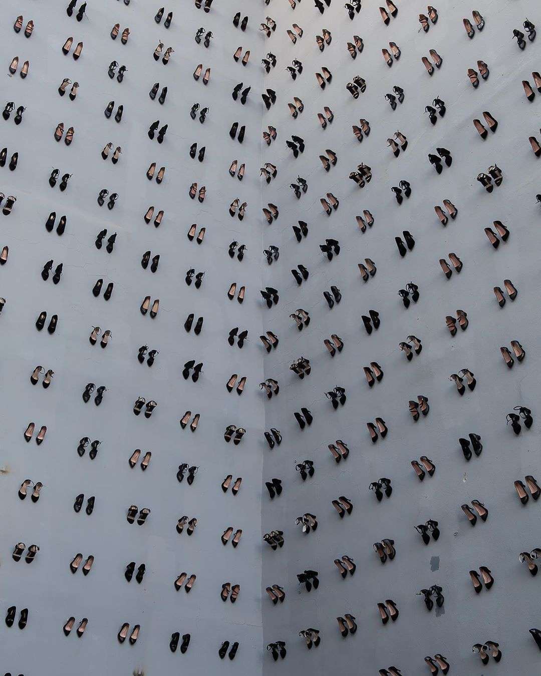 440 par butów upamiętniających 440 ofiary przemocy domowej. Wstrząsająca instalacja na ścianie tureckiego budynku